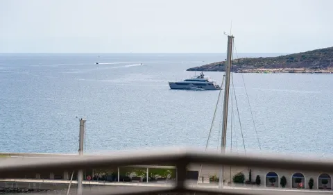 Pogled na more sa jahtama i obalom. - image 14