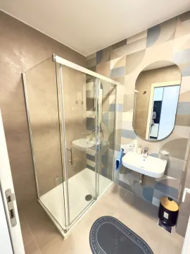 Moderne kupatilo sa tuš kabinom, umivaonikom i ogledalom. - image 7