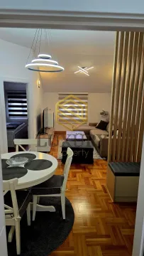 Dnevni boravak povezan sa trpezarijom i modernim osvjetljenjem. - image 4