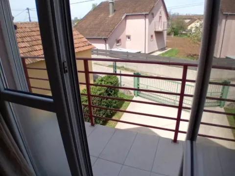 Pogled sa balkona na dvorište i susjedne kuće. - image 10