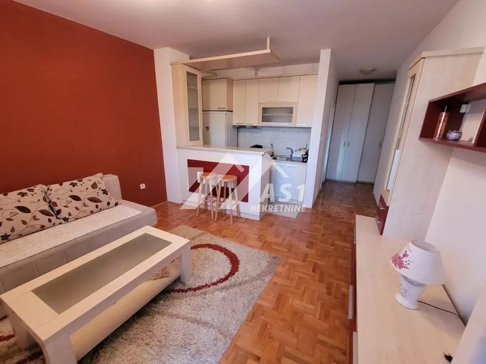 Izdavanje, stan, 30m², Socijalno, Novi Sad Sve Podlokacije