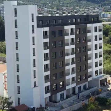 Pogled na spoljašnjost moderne stambene zgrade. - image 2