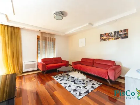 Izdavanje, četvorosoban stan, 135m², Centar, Podgorica - image 1