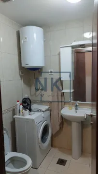 Manje kupatilo sa umivaonikom, WC šoljom, veš mašinom i bojlerom. - image 16