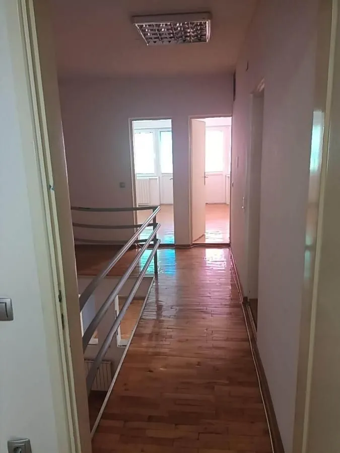 Izdavanje, kuća, 180m², Čukarica, Beograd