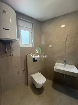 Moderno opremljeno kupatilo sa sanitarijama i pločicama u neutralnim tonovima. - image 10