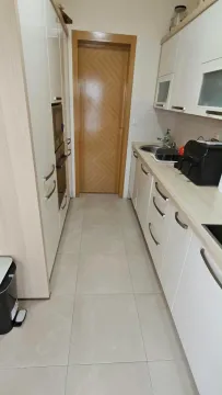 Moderna i uredna kuhinja sa bijelim elementima i ugrađenom rernom. - image 5