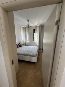 Pogled iz hodnika na spavaću sobu sa bračnim krevetom. - image 2