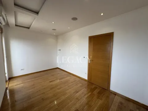 Izdavanje, četvorosoban stan, 140m², Šumice, Beograd - image 8