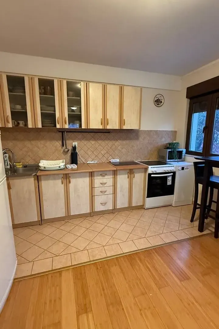 Izdavanje, dvosoban stan, 68m², Podmaine, Budva