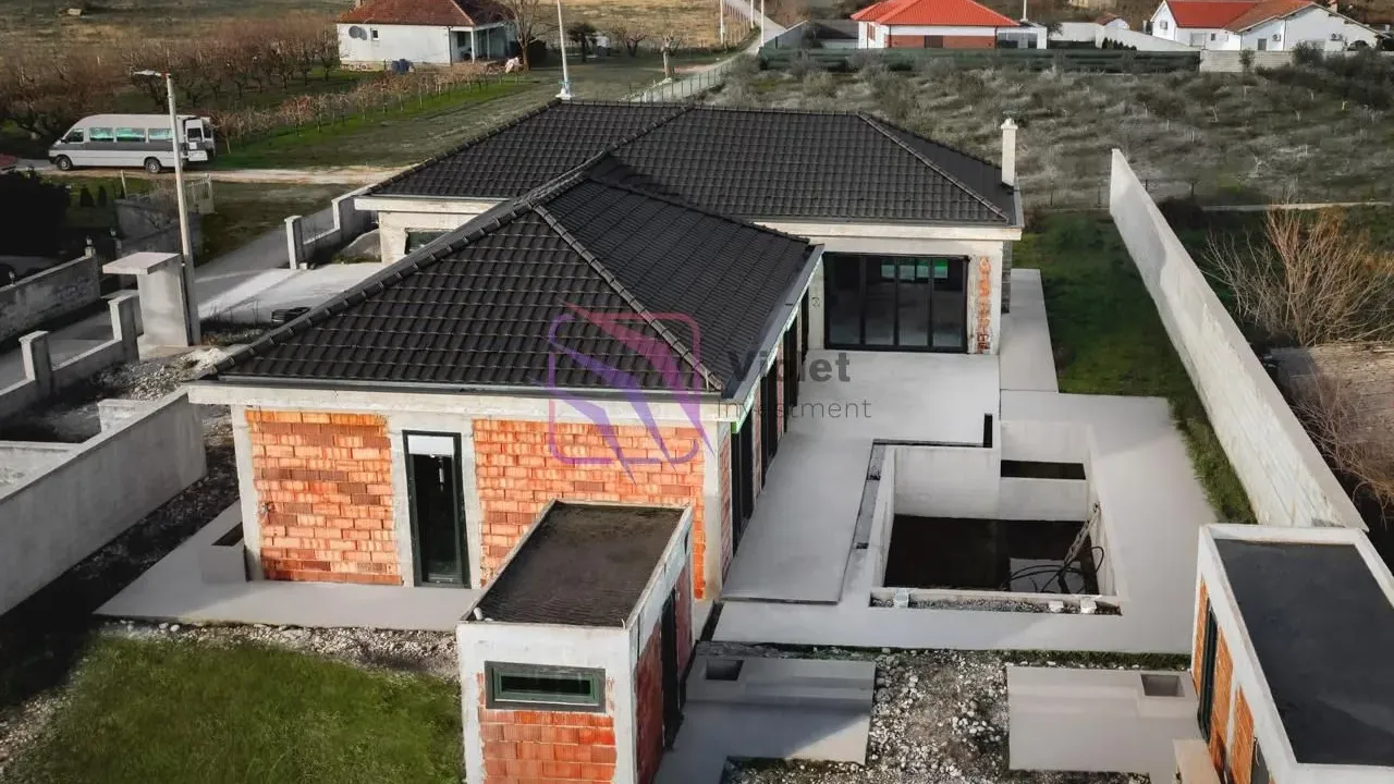 Prodaja, kuća, 259m², Donji Kokoti, Podgorica