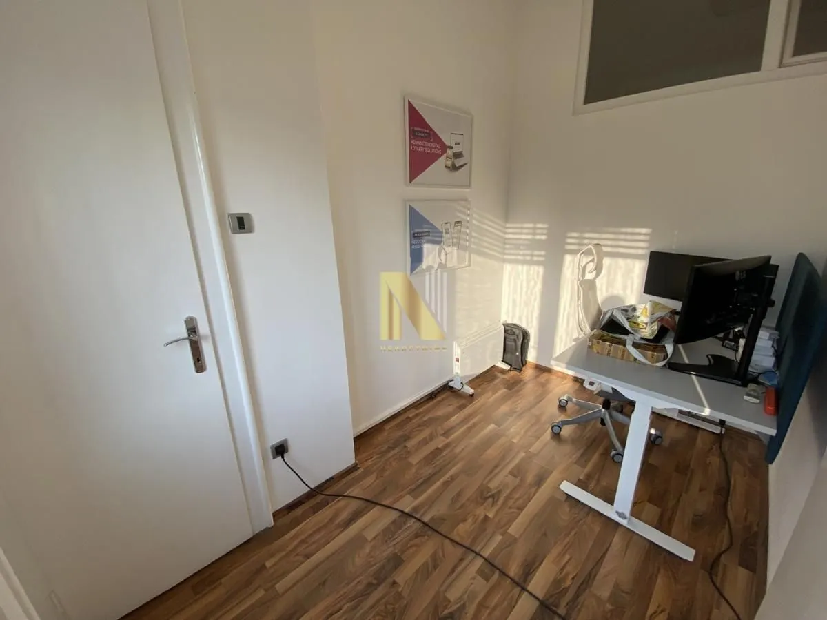Prodaja, četvorosoban stan, 131m², Centar, Novi Sad