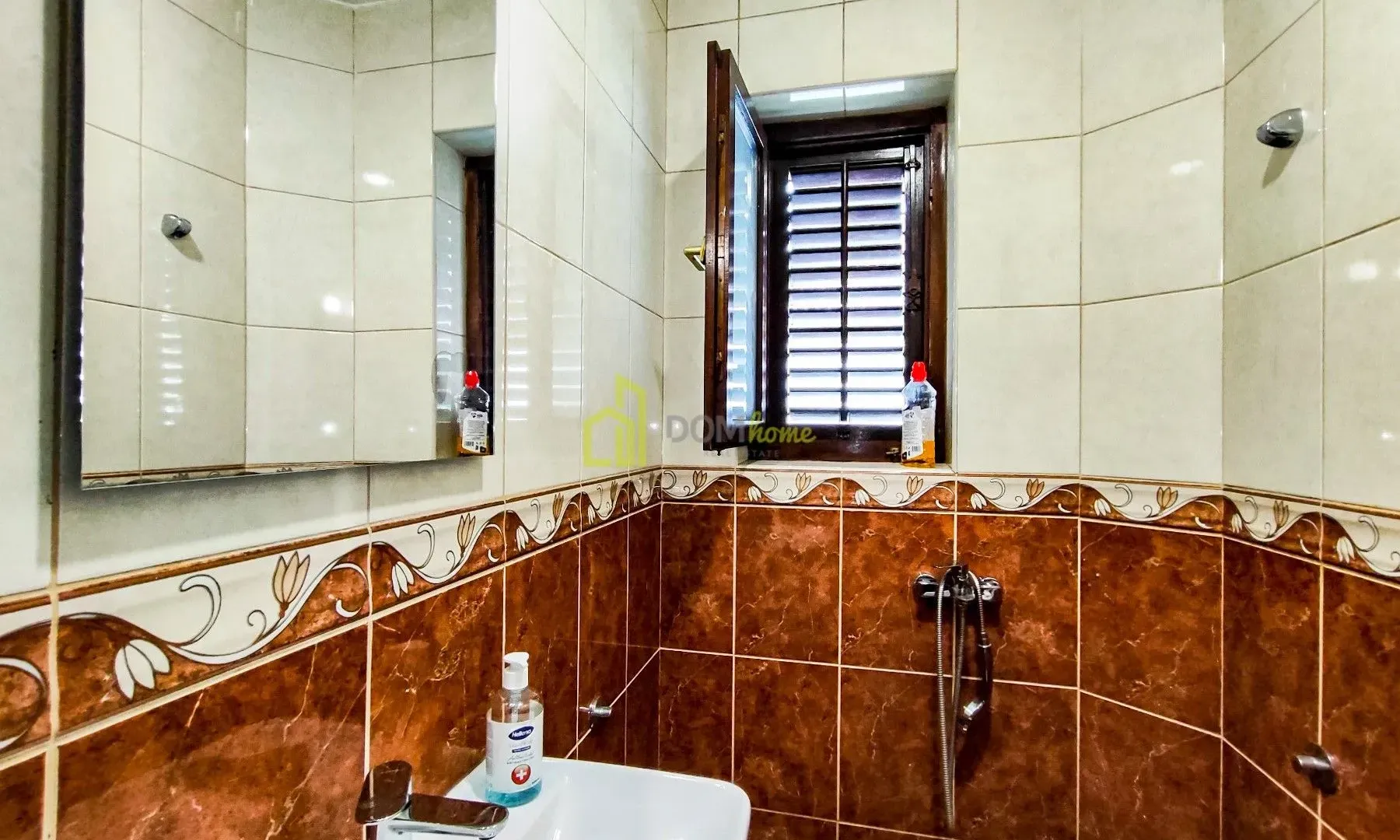 Sale, house, 340m², Tološi, Podgorica
