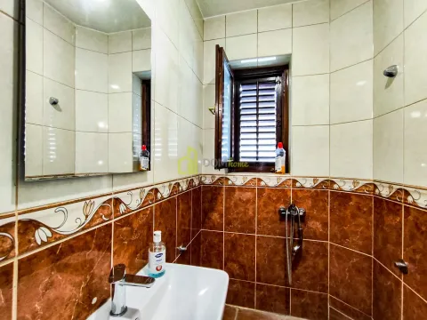 Prodaja, kuća, 340m², Tološi, Podgorica - image 28