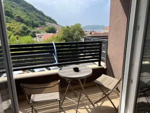 Namješten balkon sa stolom, stolicama i pogledom na okolinu. - image 6