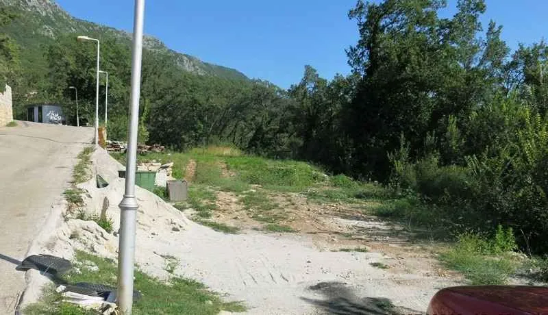 Zemljište pored puta okruženo zelenilom.