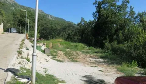 Zemljište pored puta okruženo zelenilom. - image 12