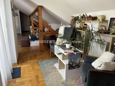 Dnevna soba u potkrovlju sa drvenim gredama i parketom. - image 11