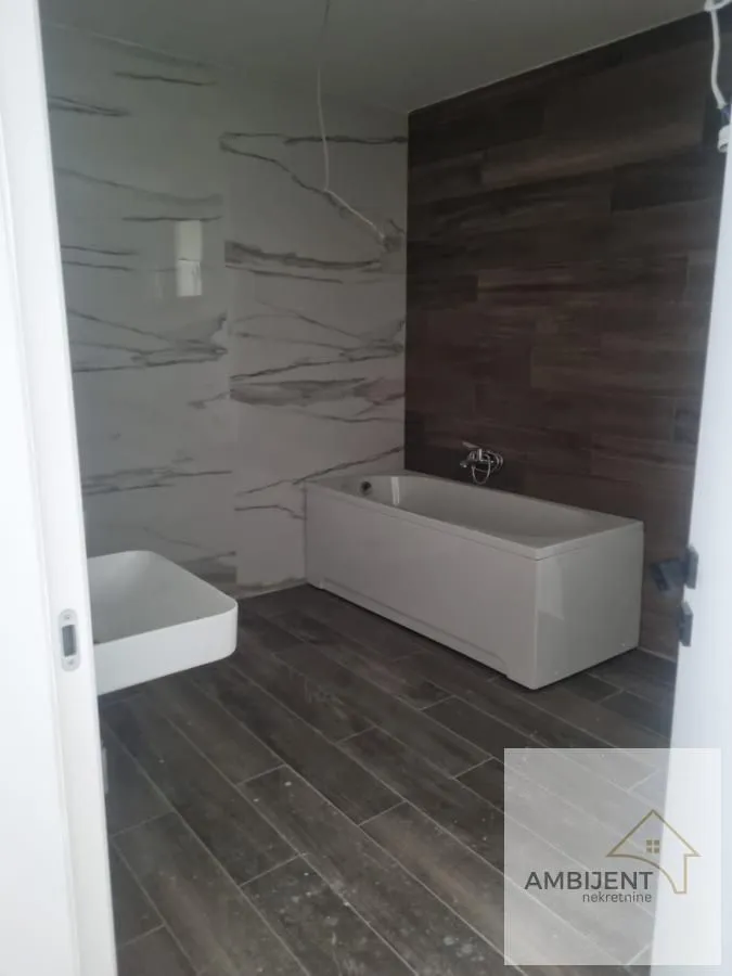 Prodaja, četvorosoban stan, 261m², Čubura, Beograd