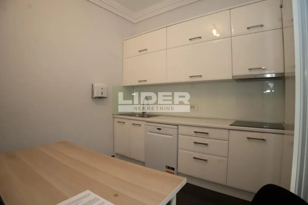 Izdavanje, kuća, 550m², Autokomanda, Voždovac Sve Podlokacije