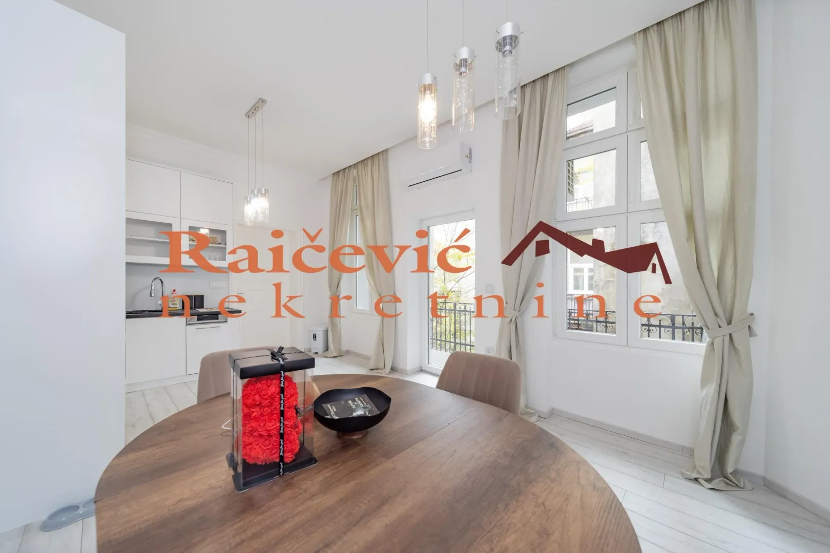 Living room with a dining area and an integrated kitchen in the background.