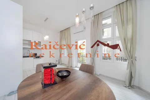 Living room with a dining area and an integrated kitchen in the background. - image 20