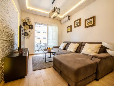 Rent, one bedroom apartment, 45m², Budva, Crna Gora - image 1
