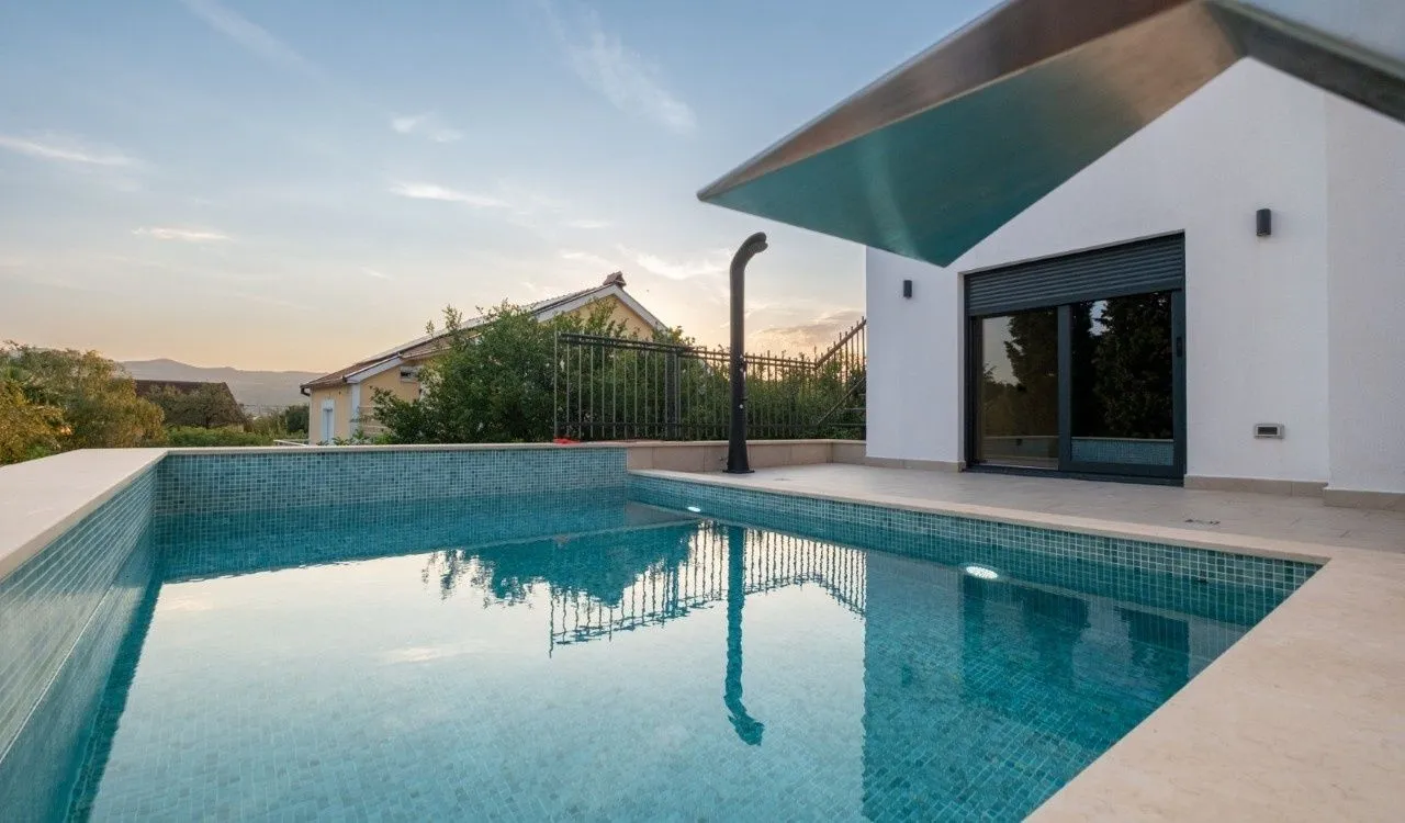 Izdavanje, kuća, 180m², Gornja Gorica, Podgorica