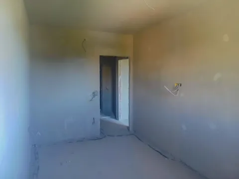 Pogled na prostoriju u fazi grubih radova sa izvedenim instalacijama. - image 14