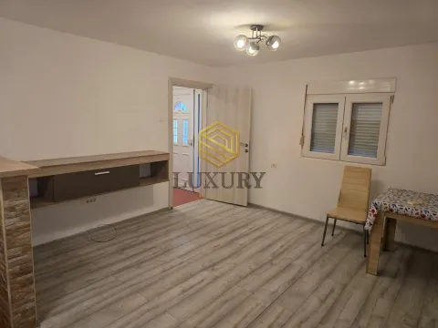 Empty room with laminate flooring, a table and a chair. - image 7