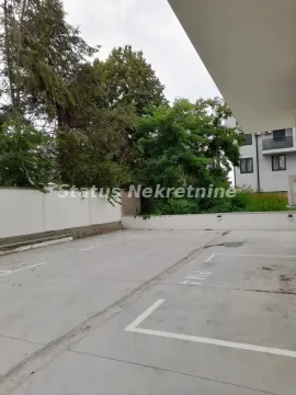 Pogled na parking prostor i dvorište zgrade. - image 7