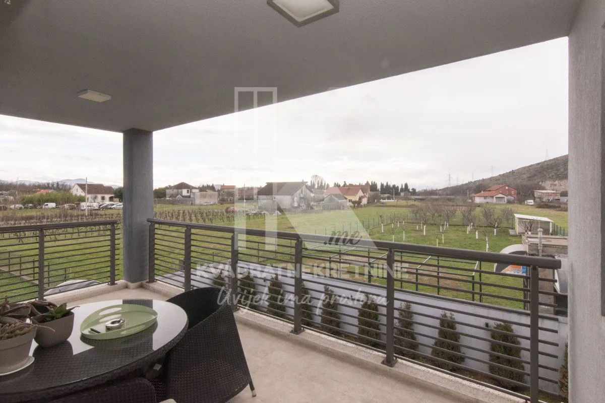 Sale, house, 250m², Tološi, Podgorica