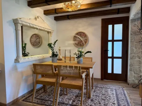 Trpezarija sa drvenim stolom, stolicama i ukrasnim ogledalom na zidu. - image 29