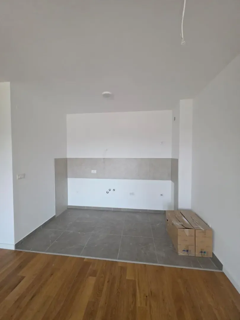 Nenamešten deo kuhinje sa keramičkim pločicama i priključcima.