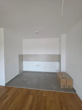Nenamešten deo kuhinje sa keramičkim pločicama i priključcima. - image 5