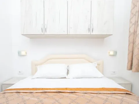 Izdavanje, jednosoban stan, 65m², Centar, Tivat - image 16