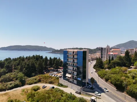 Pogled iz vazduha na modernu zgradu u blizini obale i mora. - image 6