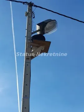 Betonski stub sa uličnom rasvetom i kablovima. - image 3