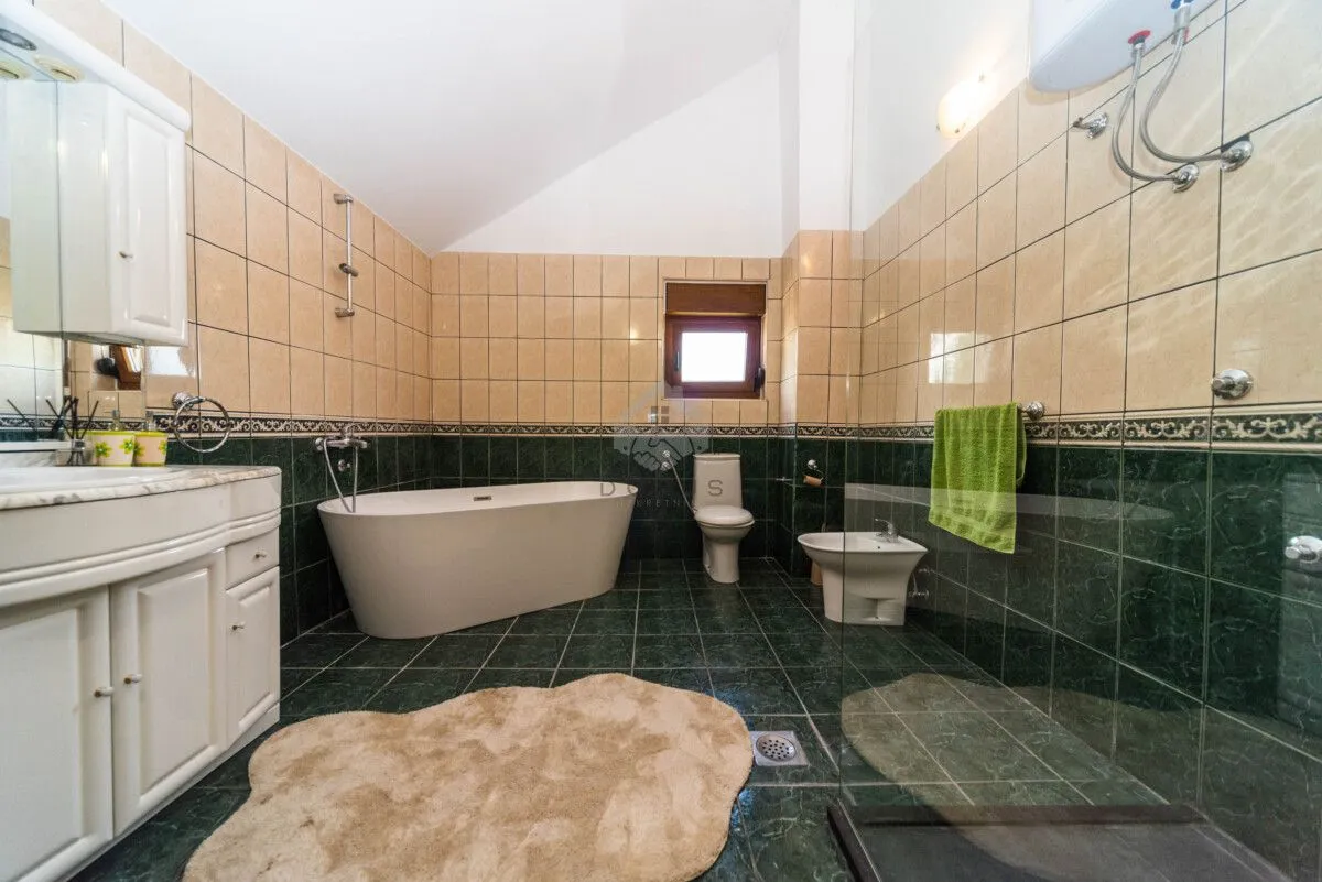 Rent, house, 280m², Gorica C, Podgorica