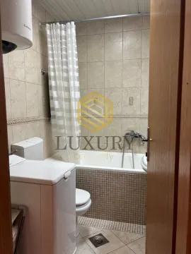 Manje kupatilo sa kadom, wc šoljom i veš mašinom. - image 8