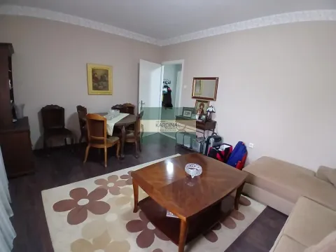 Dnevni boravak sa garniturom, stočićem i trpezarijskim delom. - image 7