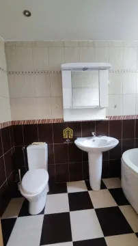 Manje kupatilo sa kadom, umivaonikom, ogledalom i toaletom. - image 15