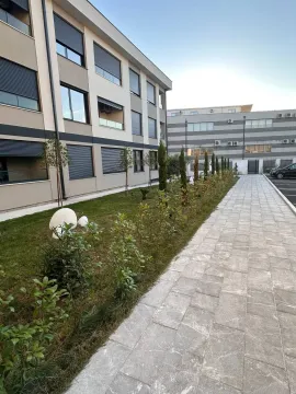 Pogled na uređeno dvorište i fasadu stambene zgrade. - image 14