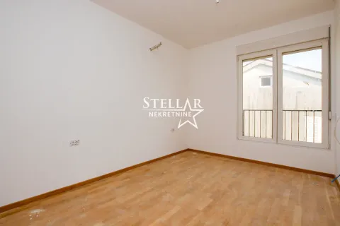 Prazna neopremljena prostorija sa bijelim zidovima i drvenim podom. - image 3