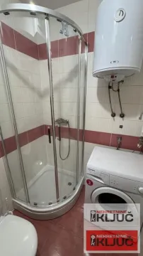 Kupatilo sa tuš kabinom, bojlerom i veš mašinom. - image 4