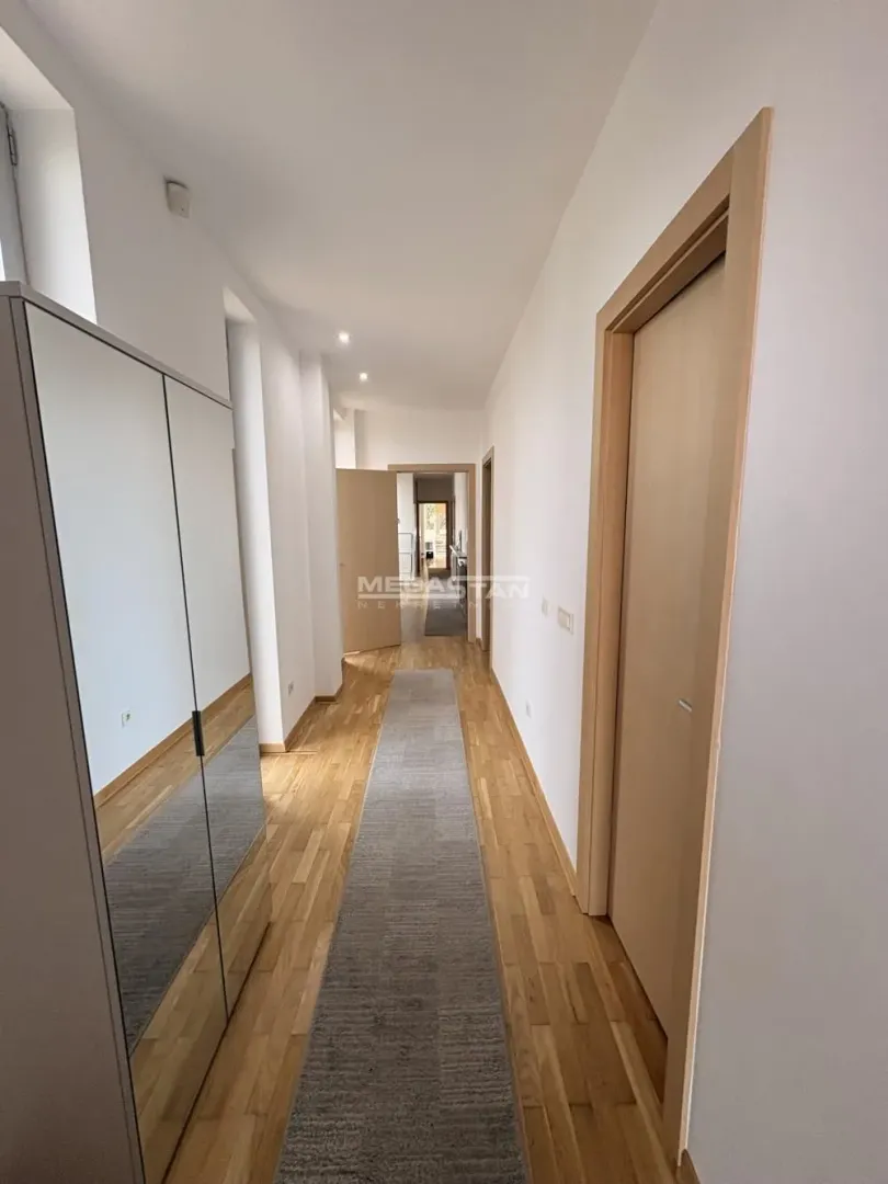 Izdavanje, četvorosoban stan, 220m², Savski Venac, Beograd