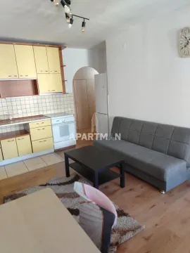 Dnevni boravak sa trosjedom, klub stočićem i kuhinjom u uglu. - image 3