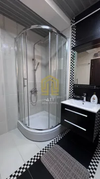 Moderne kupatilo sa tuš kabinom i umivaonikom. - image 14