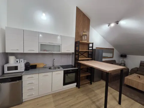 Moderna bijela kuhinja sa drvenim šankom u otvorenom prostoru. - image 20