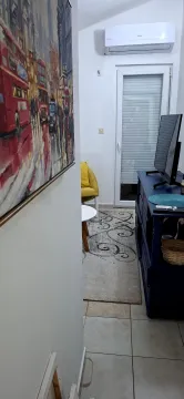 Living room with TV cabinet and air conditioning. - image 4